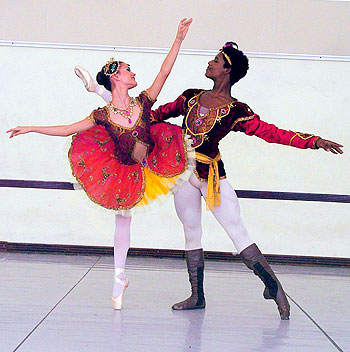 La Escuela Nacional de Ballet de La Habana presenta a sus profesores y alumnos de distintos niveles formativos en eventos internacionales.