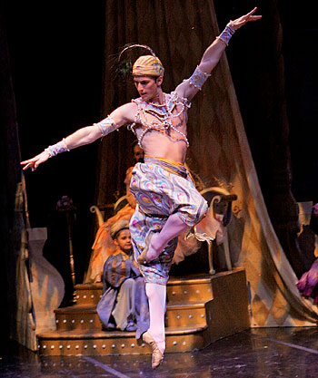 Thomas Nicholas en Caf de Arabia en Cascanueces del Joffrey Ballet. 