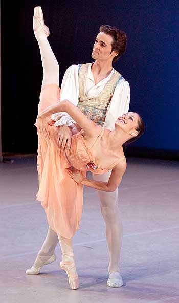 El director de Corella Ballet-Castilla Len, ngel Corella hizo su aparicin en el Teatro Tvoli de Barcelona con Tchaikovsky pas de deux, junto a Adiarys Almeida.