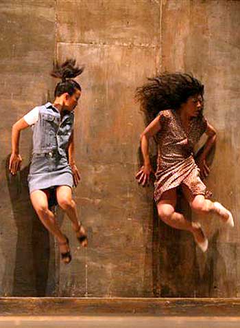 �Zweiland� (�doble pa�s�), obra de Sasha Waltz muestra a una Alemania unida despu�s de la ca�da del muro de Berl�n.