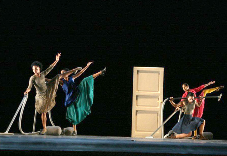 Danza Contemporánea de Cuba estrenó “Casi casa”, de Mats Ek,obra que recrea de manera minimalista el interior de una casa. Fotos gentileza de DCC