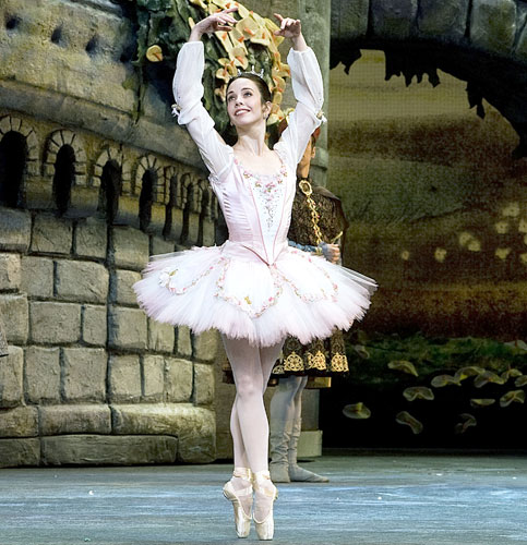 La cubana Xiommara Reyes, bailarina ideal para el rol de Aurora, se destacó en el conocido Adagio de la Rosa, en el escenario del Metropolitan Opera House. Foto: Gene Schiavone. Gentileza:ABT.