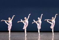 El Boston Ballet llevó al Auditorio del Kursaal de San Sebastián “Ballo della Regina” (1978), una pieza de George Balanchine poco exhibida en los circuitos europeos. Foto: Gene Schiavone. Gentileza: BB.