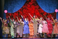 Caroline Sheen, Mary Poppins, y Gavin Lee, Bert, con el elenco del musical “Mary Poppins”. Fotos: Joan Marcus. Gentileza de JFKC. -©Disney/CML