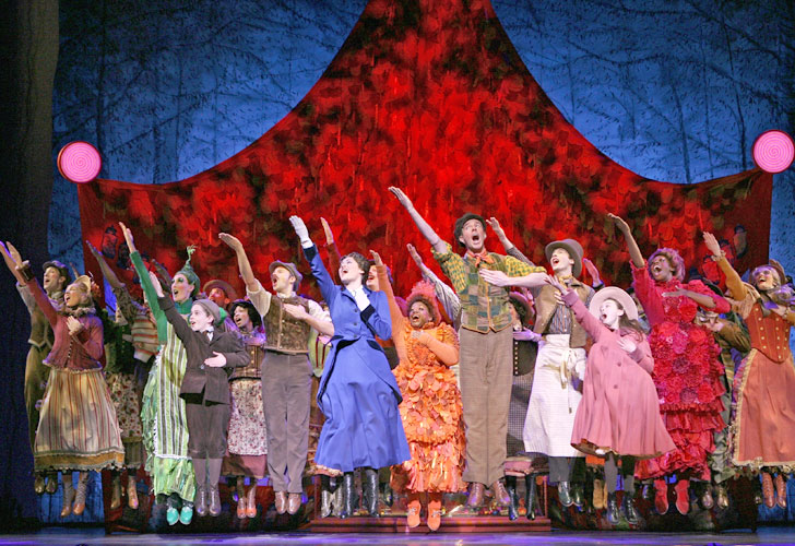 Caroline Sheen, Mary Poppins, y Gavin Lee, Bert, con el elenco del musical “Mary Poppins”. Fotos: Joan Marcus. Gentileza de JFKC. -©Disney/CML