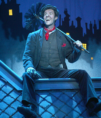 Gavin Lee como Bert, en las azoteas de Londres, integrante del elenco original de la compañía de “Mary Poppins” en gira.