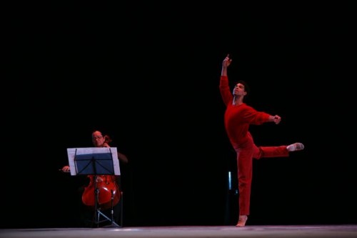 Carlos Acosta en un solo acompañado por la cellista cubana Amparo de Riego. Fotos: Nancy Reyes.