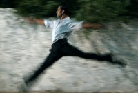 El bailarín argentino Hernán Piquín en "Aniceto", de leonardo Fabio, proyectada en el Teatro Solís de Montevideo. Foto gentileza Teatro Solís.