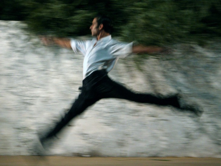 El bailarín argentino Hernán Piquín en "Aniceto", de leonardo Fabio, proyectada en el Teatro Solís de Montevideo. Foto gentileza Teatro Solís.