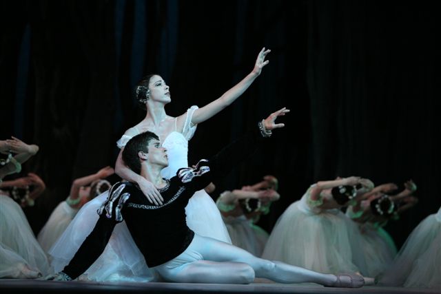 Anette Delgado con Dani Hernández, en su debut como el duque Albrecht. Foto: Nancy Reyes.