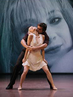 Alicia Amatriain en "Lulú", con Douglas Lee. Foto gentileza Teatro Victoria Eugenia.