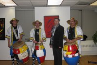 Músicos uruguayos junto al pintor Carlos Ríos en la Embajada de Uruguay, en la apertura de la muestra sobre candombre, el 10 de marzo. Foto gentileza LJ Consultants, LLC.