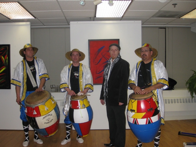 Músicos uruguayos junto al pintor Carlos Ríos en la Embajada de Uruguay, en la apertura de la muestra sobre candombre, el 10 de marzo. Foto gentileza LJ Consultants, LLC.