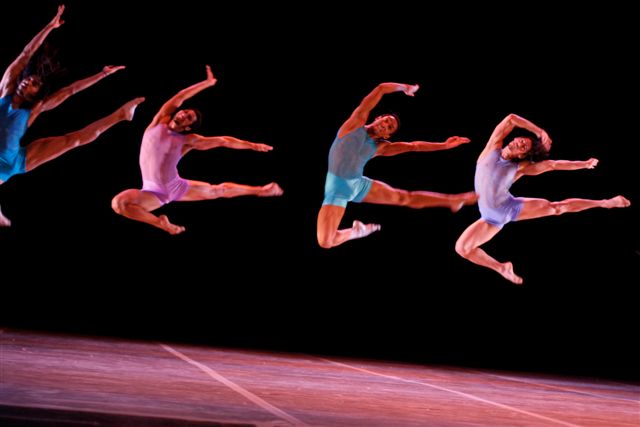 Danza Contemporánea de Cuba presentó en su primera temporada del año "Horizonte", de Pedro Ruiz. Foto: Gerardo Iglesias. Gentileza DCC.