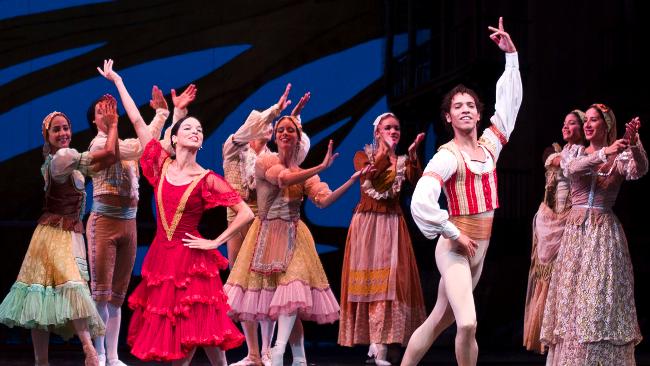 Viengsay Valdés y Elier Bourzac en "Don Quijote", cuando el bailarín todavía pertenecía al Ballet Nacional de Cuba. Foto: nancy Reyes. Archivo Danzahoy.