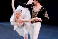 Marianela Núñez y Thiago Soares, del Royal Ballet, en “Cisne blanco”. Foto: Gorka Bravo.