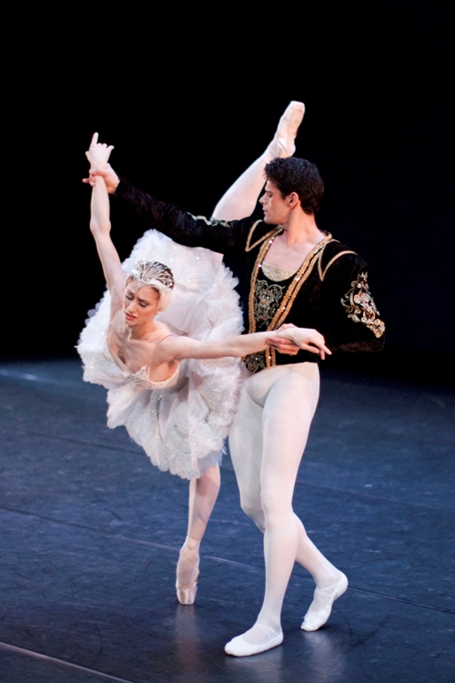 Marianela Núñez y Thiago Soares, del Royal Ballet, en “Cisne blanco”. Foto: Gorka Bravo.