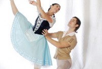 Karina Olmedo (Teatro Colón) y Nahuel Prozzi (Teatro Argentino de La Plata) se sumaron a la fiesta del Consejo Argentino de la Danza en el Teatro de la Ribera. Foto gentileza AAYC.