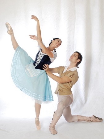 Karina Olmedo (Teatro Colón) y Nahuel Prozzi (Teatro Argentino de La Plata) se sumaron a la fiesta del Consejo Argentino de la Danza en el Teatro de la Ribera. Foto gentileza AAYC.