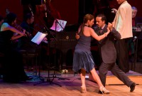 Sergio Busjle, director de la PASO, en "Viva el Tango". Bailan: Carolina Zokalski y Diego di Falco