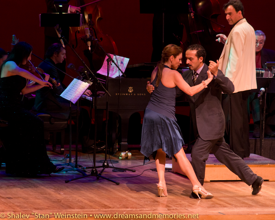 Sergio Busjle, director de la PASO, en "Viva el Tango". Bailan: Carolina Zokalski y Diego di Falco
