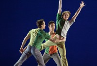 Benjamin Millepied presentó “Troika”, un trío en el que los bailarines hacen travesuras en escena. Foto: MIRA. Gentileza ABT.