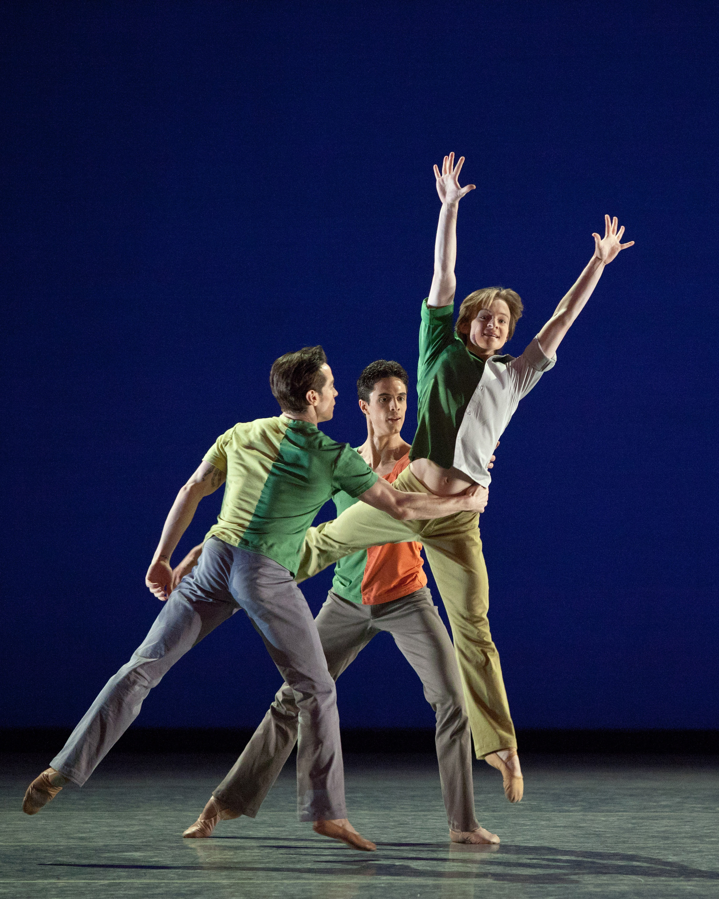 Benjamin Millepied presentó “Troika”, un trío en el que los bailarines hacen travesuras en escena. Foto: MIRA. Gentileza ABT.
