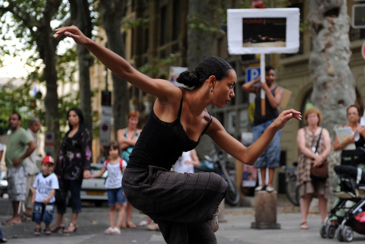 En la calle y en el teatro, bailarines de distintos países participan de DIES de Danza en Barcelona. Foto gentileza DIES de Danza.
