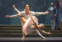 Karina Olmedo y Juan Pablo Ledo, del Ballet Estable del Colón compartieron protagónicos con bailarines invitados. Foto gentileza Teatro Colón.