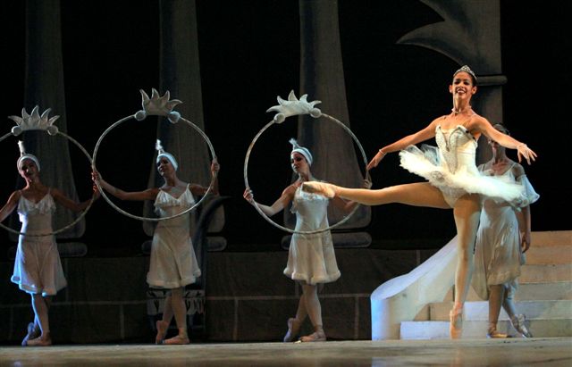 Anette Delgado y el cuerpo de baile del BNC en "La Cenicienta". Foto: Nancy Reyes. Gentileza BNC.