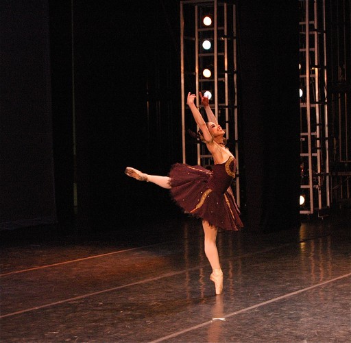 Venus Villa, nacida en La Habana, del English National Ballet, sobresalió en los pas de deux de "Coppelia" y en “La esclava y el mercader” de "El Corsario". Foto: Karime Arabia. Gentileza Festival Internacional de Ballet de Miami.