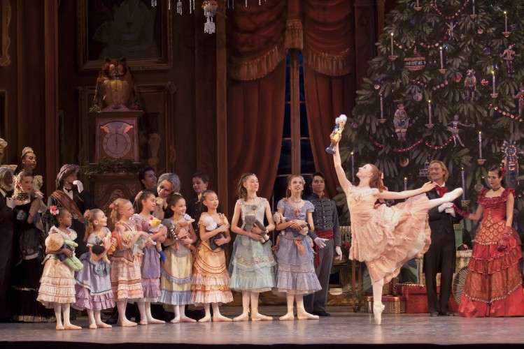 Niños de las tres sedes de The Washington Ballet School bailan en esta edición de "El Cascanueces" que presenta The Washington Ballet en el Warner Theater de DC. Foto: Theo Kossenas. Gentileza TWB.