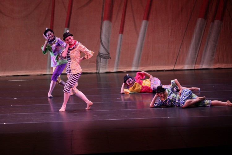 En “Cirque”, de Michael Lowe, director de Menlowe Ballet, participan profesionales y niños. Foto gentileza Menlowe Ballet.