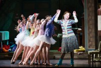 Leah Hocking, como Mrs. Wilkinson, en "Billy Elliot, the Musical". Foto: Kyle Froman. Gentileza KC.