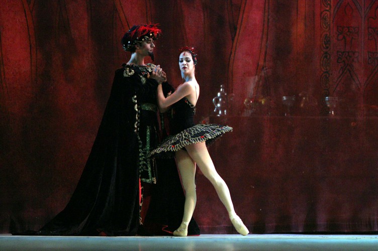 El Ballet Nacional de Cuba presentó en San Sebastián su versión de "El lago de los cisnes" protagonizado por Anette Delgado (foto) y Yanela Piñeira. Foto: Nancy Reyes. Gentileza Kursaal.