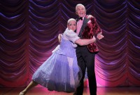 Christopher Sieber y George Hamilton en "La Cage aux Folles" en el Kennedy Center de DC. Foto: Paul Kolnik