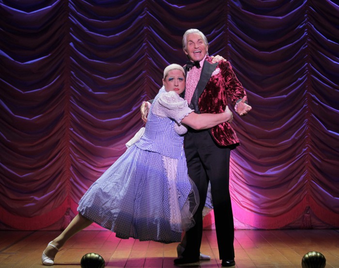 Christopher Sieber y George Hamilton en "La Cage aux Folles" en el Kennedy Center de DC. Foto: Paul Kolnik