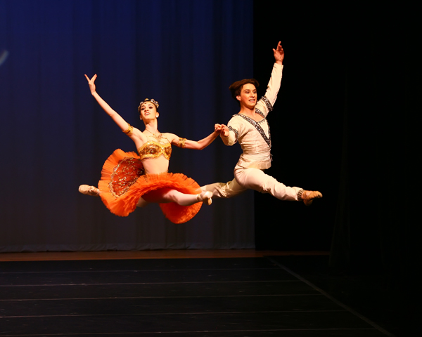 Jóvenes bailarines en las finales del 2011 Boston International Ballet Competition. Foto gentileza BIBC.