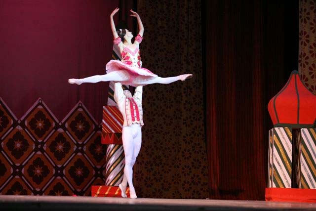 Los primeros bailarines del BNC, Anette Delgado y Dani Hernández, en el Grand Pas de Deux del segundo acto de "Cascanueces". Fotos: Nancy Reyes. Gentilleza BNC