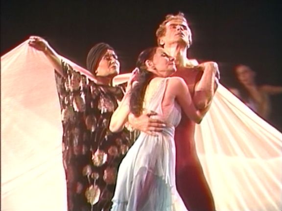 Alicia Alonso, Rudolf Nureyev y Victoria de los Ángeles (centro) en "Poema del amor y del mar". Foto: Colección Museo Nacional de la Danza, Cuba.