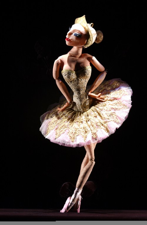 La Bailarina, uno de los tres personajes de "Petrushka", creados por Basil Twist. Foto: Richard Termine. Gentileza STC.