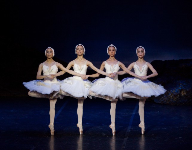 Cristina Casa, Ana Calderón, Alba Cazorla y Carla López del Corella Ballet en el pas de quatre de "El lago de los cisnes". Foto: Rosalie O'Connor.