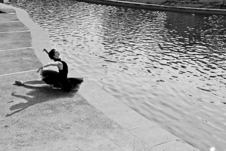 Colección "Bailarina y Urbe". Parc de L'Espanya Industrial, Barcelona. Foto: Saskia Font.