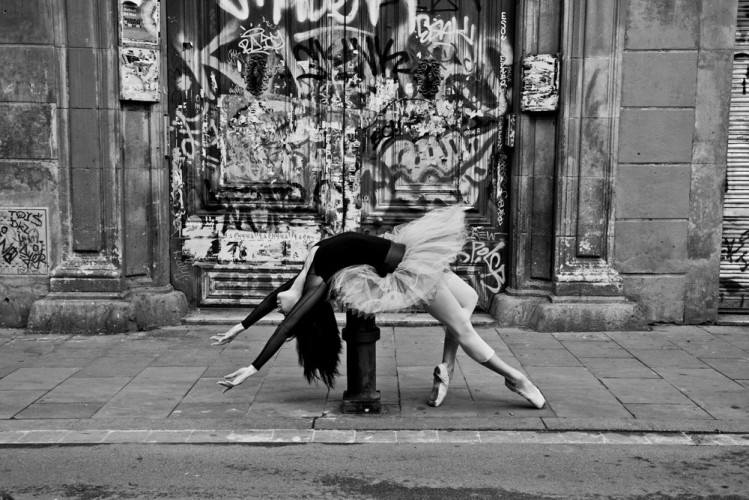 Colección "Bailarina y Urbe",  Carrer d´Avinyó, Barcelona, España. Foto: Saskia Font.