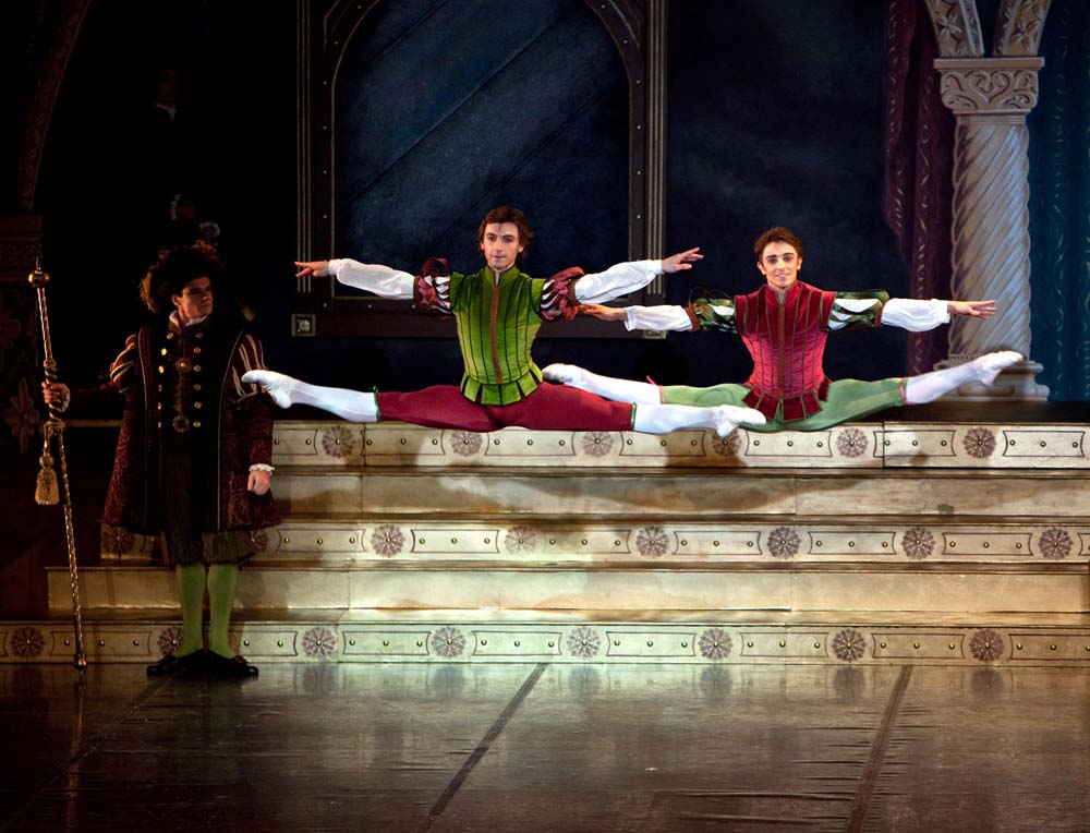 Yevgen Uzlenkov y Fernando Bufalá en el Acto III de "Lago de los Cisnes". Foto: Rosalie O'Connor.