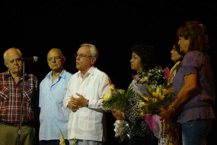 Isabel Bustos (ctro.) recibió este año el Premio Nacional de la Danza en Cuba. Fotogentileza Retazos.