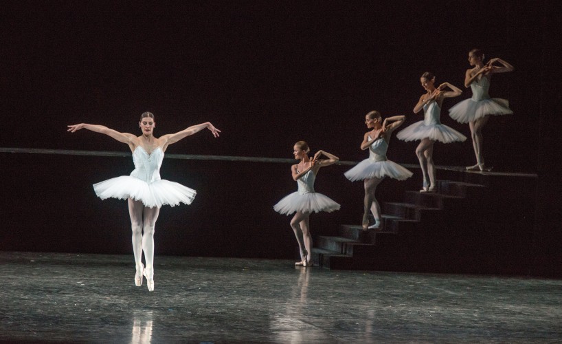 "Suite en Blanc" con Marie-Agnès Gillot y el cuerpo de baile del Ballet de la Ópera de París en el Lincoln Center de Nueva York. Foto: Stephanie Berger. Gentileza LC.