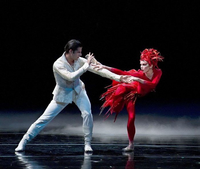 Marcelo Gomes y Natalia Osipova, del ABT,  en "El pájaro de fuego" de Alexei Ratmansky, en el Metropolitan de Nueva York. Foto: Gene Schiavone. Gentileza ABT