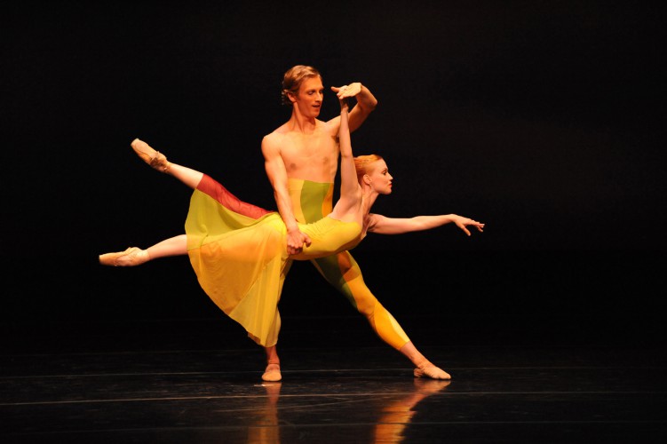 Erin Yarbrough-Stewart y Aaron Thayer en el estreno de Amy Seiwerts, "Soon These Two Worlds", presentado por el Smuin Ballet en Nueva York. Foto: Scot Goodman. Gentileza SB.