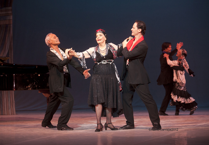 Alicia Alonso subió a escena para homenajear a Ernesto Lecuona, acompañada por Lázaro Carreño y Jorge Vega. Foto: Nancy Reyes.